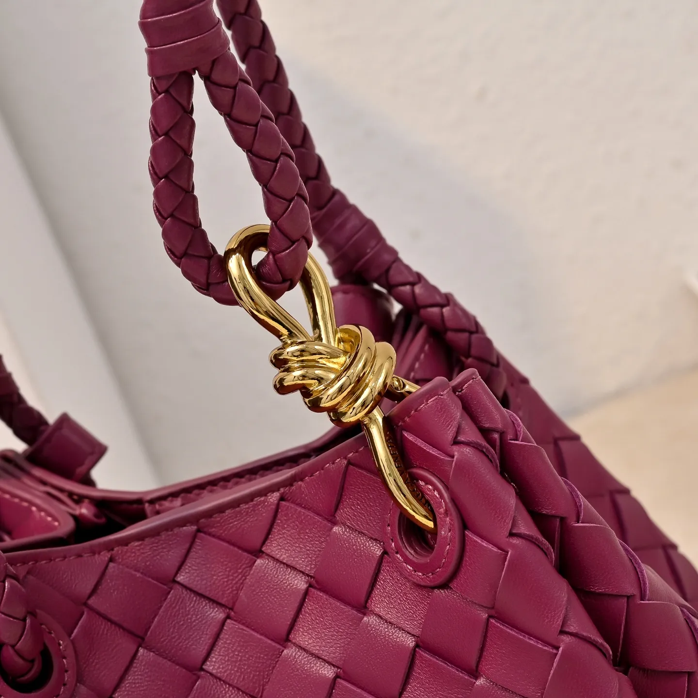 Batch 1760 BV home is new! Andiamo combines Bottega Veneta archives parachute handbags to inherit retro elements and integrate modern trends. The same style as Shu Qi's Beijing Night. It is a continuation of the classic bag. It has three functions: hand carry, shoulder and cross-body. It is embellished with metal brass knot buckles. The capacity of the small one is amazing. It can easily hold sunglasses in a box/small bottle of water/powder powder/charger and other daily necessities when going out. The upper body is versatile. Style number: 6569 Size: 21*17*16.5cm